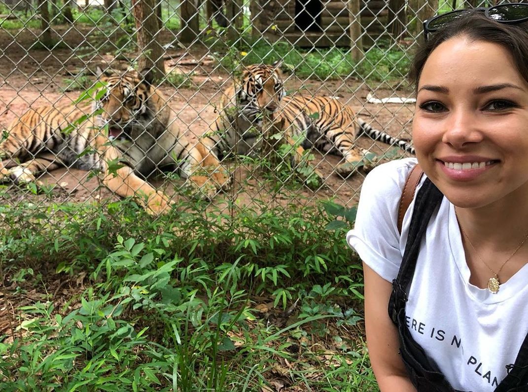 Jessica Parker Kennedy with tigers