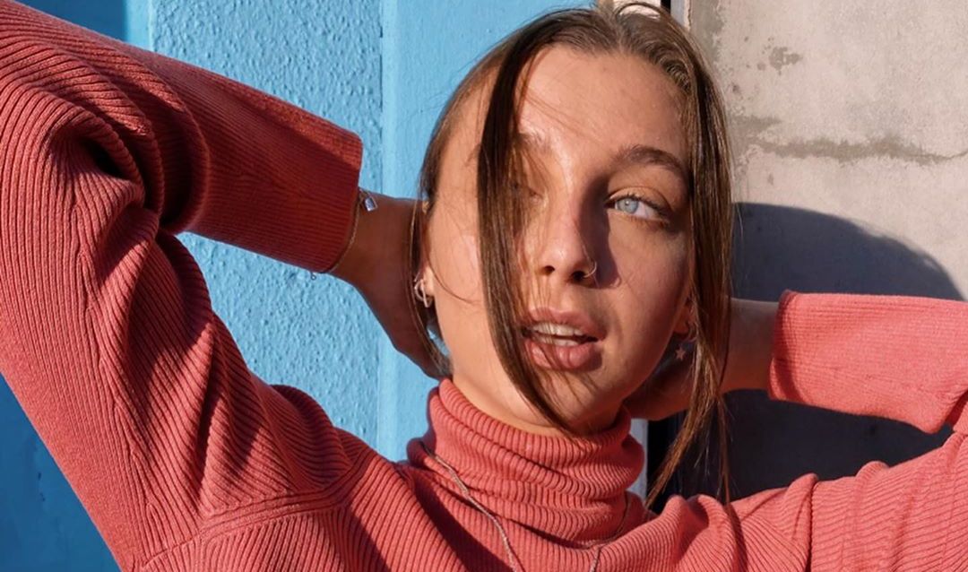 EmmaChamberlain is getting real in “How Do You Say Beauty In French”