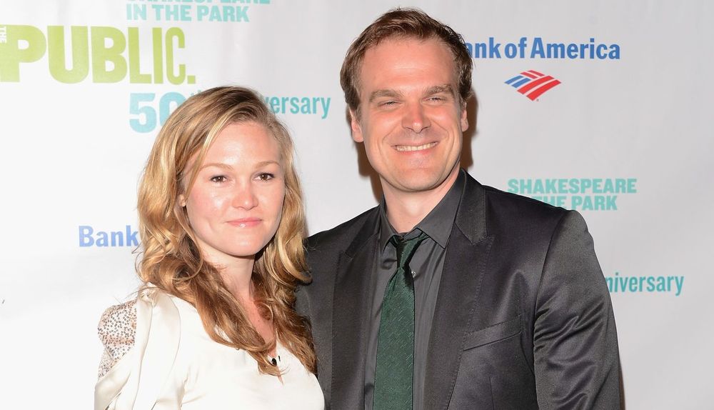 Julia Stiles and David Harbour 