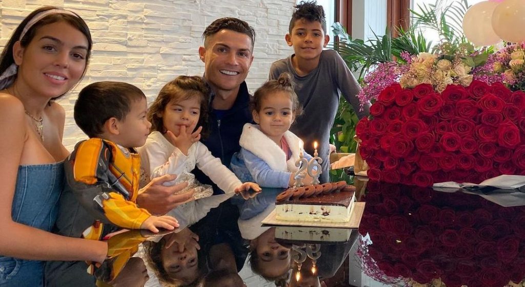 Cristiano Ronaldo, Georgina Rodriguez et leurs enfants drôlement déguisés :  cette photo déclenche un buzz !